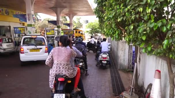 Mapusa, India - February 2020. Cars and motorbikes at a gas station in India — Stock Video