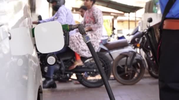 Mapusa, India - Febrero 2020. Un trabajador en una gasolinera repostar un coche — Vídeos de Stock