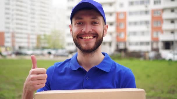 Hombre mensajero repartidor sonriendo y mostrando el pulgar hacia arriba gesto — Vídeo de stock