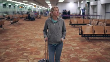 Havaalanındaki genç bayan turist bekleme odasında.