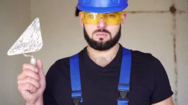 Sıvacı bir adamın portresi. Elinde malası olan inşaatçı adam.