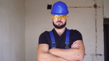 Ciddi bir erkek müteahhidin portresi. Güçlü vahşi erkek müteahhit