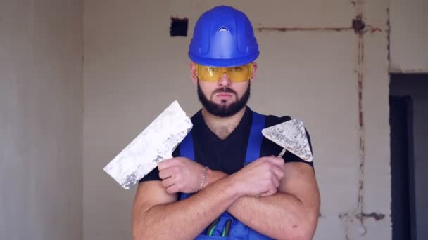 Sérieux constructeur de plâtre masculin brutal avec un outil — Video