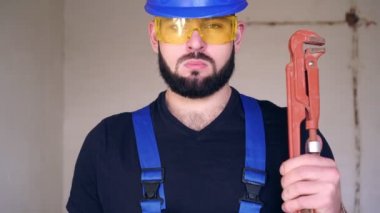 Tesisat aletli bir inşaatçı. Tesisatçı portresi