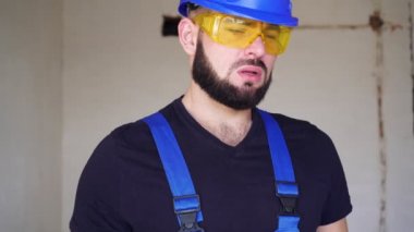 İş yerinde sigara içen bir erkek müteahhit portresi. İşçi sigara içiyor