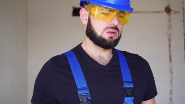 Retrato de um construtor masculino fumando um cigarro no trabalho. Trabalhador fuma — Vídeo de Stock