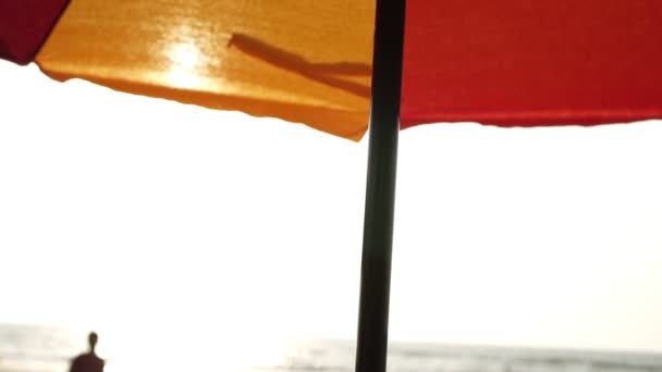 Strand, Sonnenschirm gegen den Himmel. Das Konzept eines Strandurlaubs — Stockvideo