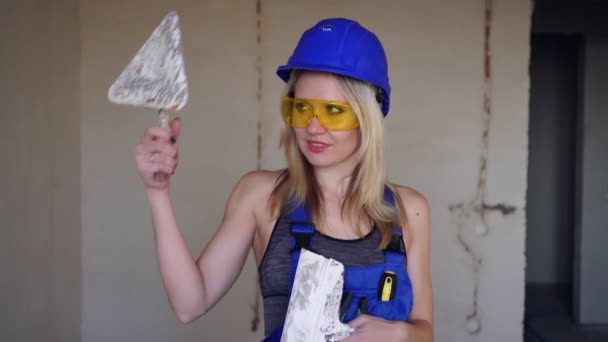 Ritratto di una donna costruttrice sexy. Donna gesso in un cantiere — Video Stock