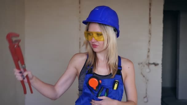 Retrato de uma mulher encanadora sexy em um canteiro de obras — Vídeo de Stock