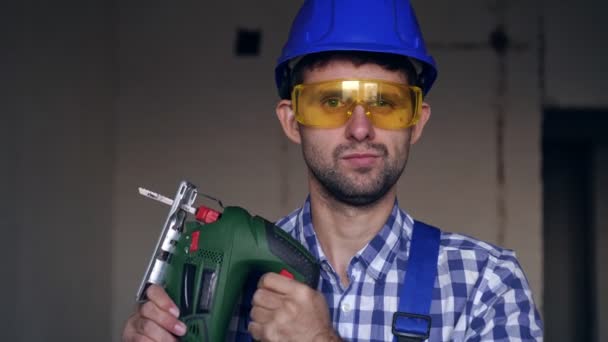 Portret van een serieuze jonge mannelijke bouwer of arbeider — Stockvideo