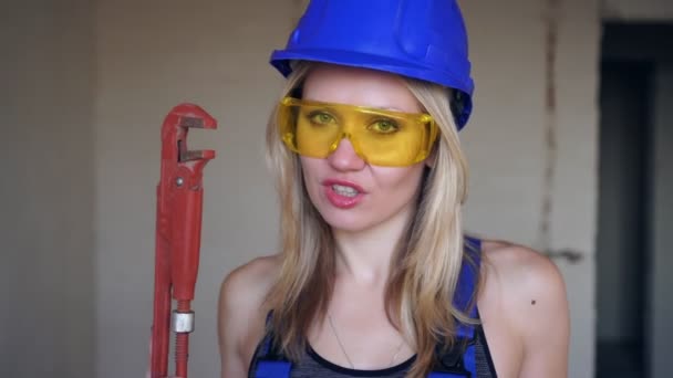 Σέξι ξανθιά οικοδόμος με υδραυλικό κλειδί. Πορτρέτο υδραυλικής γυναίκας — Αρχείο Βίντεο