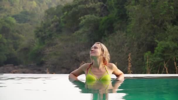 Hermosa mujer en una piscina al aire libre en la naturaleza. Mujer sexy nada en la piscina al aire libre . — Vídeos de Stock