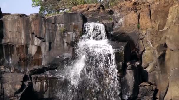 Uma pequena cachoeira e pedras. Cachoeira na Índia — Vídeo de Stock