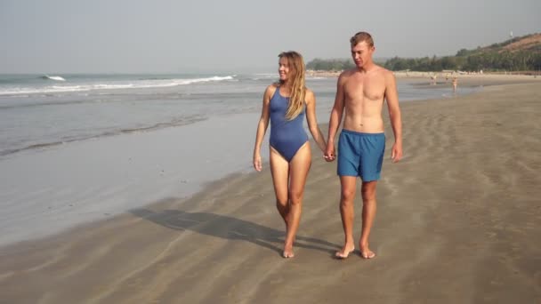 蜜月，新婚夫妇，一对恋爱中的年轻夫妇，夏天在海滩散步 — 图库视频影像