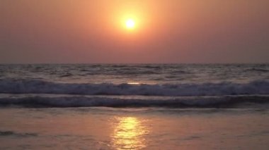 İyi akşamlar, deniz altyapısı. Denizin üzerinde güzel bir gün batımı, Hindistan, Goa