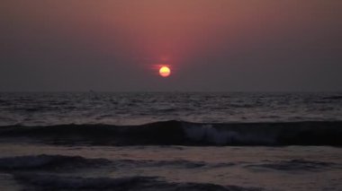 Denizin üzerinde güzel bir gün batımı, Hindistan, Goa. İyi akşamlar, deniz arka planı.
