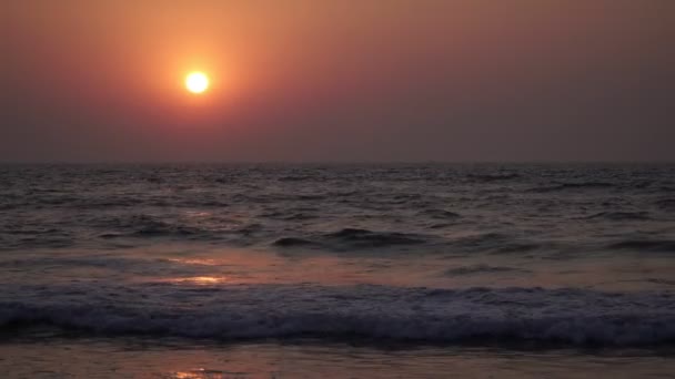 Mar calmo, noite, belo pôr-do-sol. Noite mar e sol — Vídeo de Stock