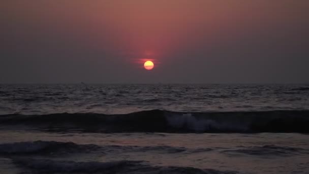 Gyönyörű naplemente a tenger felett, India, Goa. Este, tengeri háttér — Stock videók