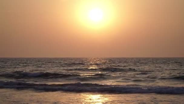 Красивый закат на фоне моря. Оранжевое солнце, вечер, морской фон — стоковое видео