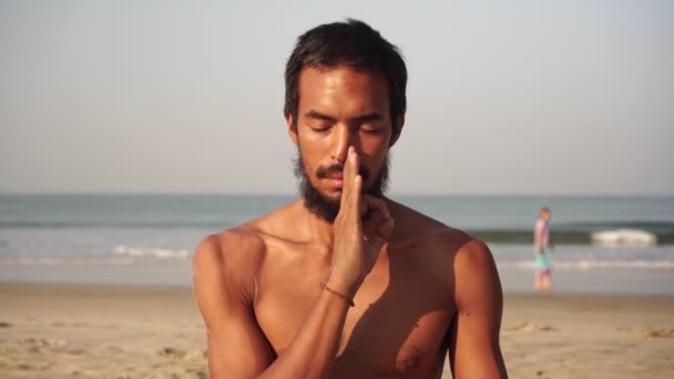남자는 자연 속에서 요가와 명상을 실천 한다. 호흡 운동 — 비디오