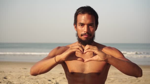 Man yogi vouwde zijn handen in de vorm van een hart. Liefde en harmonie — Stockvideo