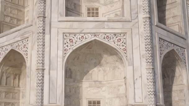 Palace and tomb of Taj Mahal close-up. Beautiful marble arch, TajMahal — Stock Video