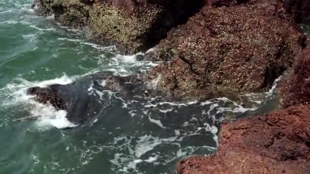 Les vagues de la mer battent contre le rocher. Vagues éclaboussant sur des pierres. Mer côte rocheuse . — Video