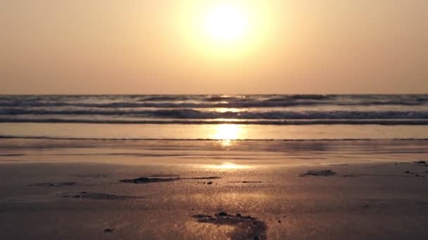 Hermosa puesta de sol sobre el mar. Playa de arena, sol de noche — Vídeos de Stock