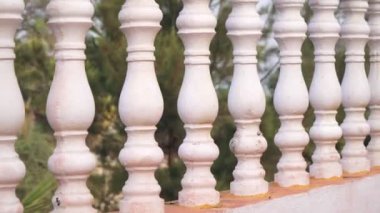 Evde dekoratif balya sütunları var. Balkonlu balkon, klasik mimari..