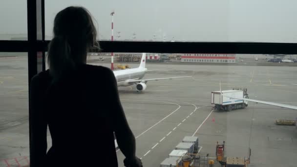 Москва, Россия - март 2020 г. Пассажирская бизнес-леди в аэропорту . — стоковое видео