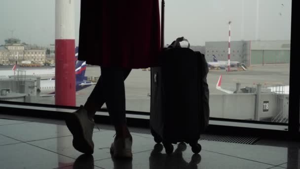 Moszkva, Oroszország - 2020 márciusa. Női utas bőrönddel a repülőtéren — Stock videók