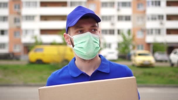 Egy férfi futár arcképe orvosi maszkban. Postás orvosi maszkban — Stock videók