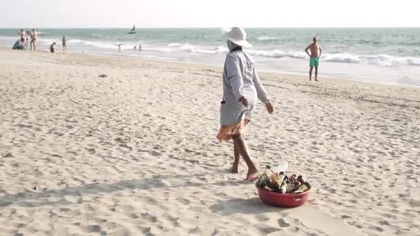 Arambol, India - Februari 2020. Wanita membersihkan sampah di pantai Goa. — Stok Video