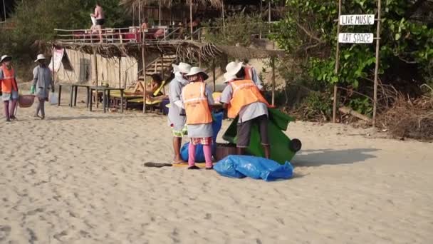 Arambol, Indien - Februar 2020. Müllsammler am Strand in Indien — Stockvideo