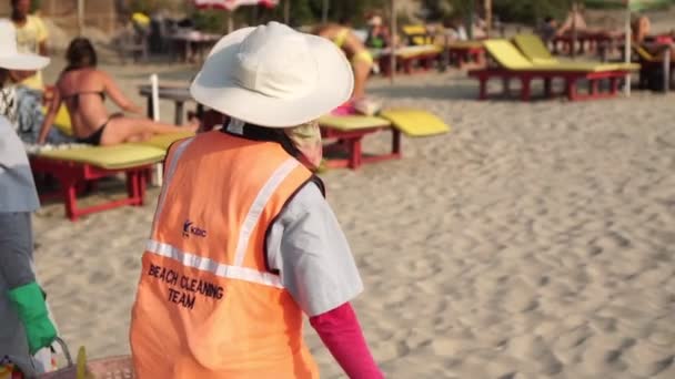 Arambol, Indien - Februar 2020. Indische Müllerinnen arbeiten am Strand — Stockvideo