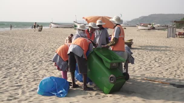 Arambol, Índia - Fevereiro 2020. Uma equipe de coletores de lixo na praia de Goa . — Vídeo de Stock