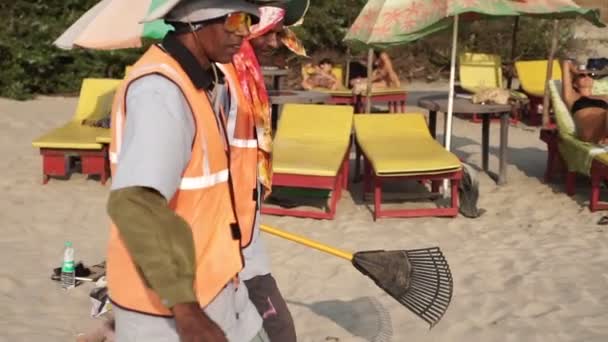 Arambol, India - Februari 2020. Pengumpul sampah kasta yang tak tersentuh di India — Stok Video