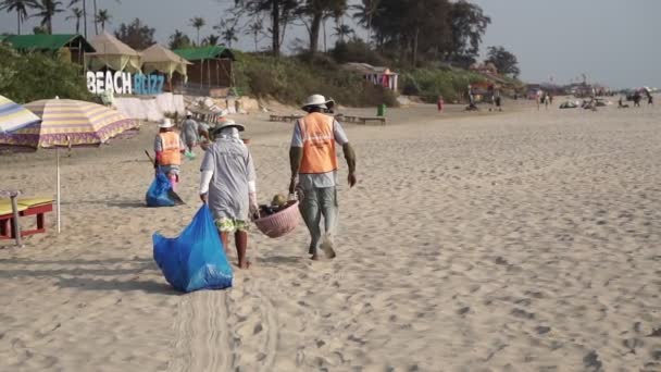 Arambol, India - Februari 2020. Kasta yang tak tersentuh, pembersih sampah di India — Stok Video