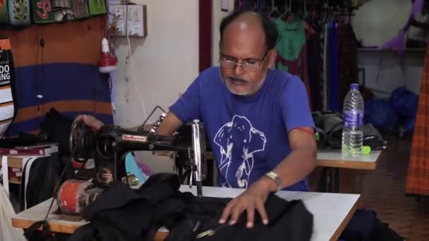 Arambol, India - febbraio 2020. Indiano maschio sarto cuce vestiti — Video Stock