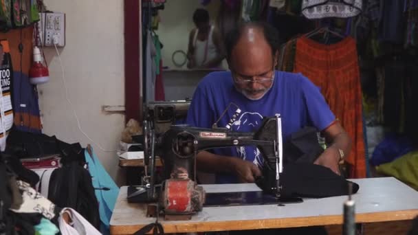 Arambol, Indie - únor2020. Indický krejčí šije oblečení na šicím stroji — Stock video
