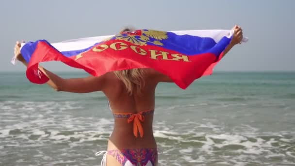 Uma Mulher Com Bandeira Rússia Está Andando Longo Praia Câmera — Vídeo de Stock