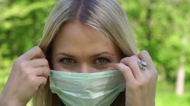 幸せな女性は医療マスクを脱ぐ。コロナウイルスの流行の終わり — ストック動画