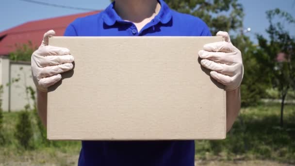 Portrait of a young male delivery man in protective medical mask. Fight against coronovirus — Stock Video