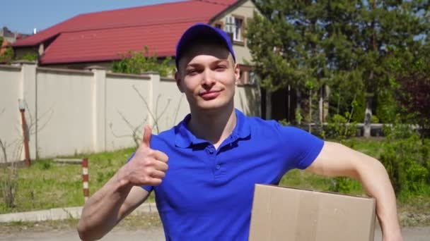 Male courier delivery man showing thumb up. Portrait of a positive postman deliveryman — Stock Video