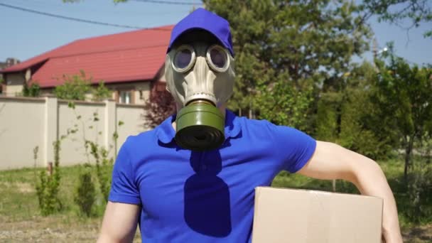 Ταχυμεταφορέας deliveryman σε αναπνευστήρα ή μάσκα αερίου δείχνει μια εντάξει σημάδι στο χέρι του — Αρχείο Βίντεο