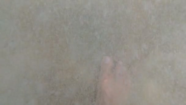 Ноги під водою, море і дно. Чоловік ходить уздовж моря — стокове відео