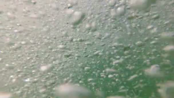 Bubliny vzduchu v moři pod vodou stoupají na hladinu. Mořské pozadí — Stock video