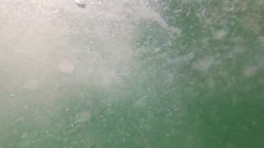 Deniz, su altında hava kabarcıkları. Soyut deniz arka planı, suda kabarcıklar.