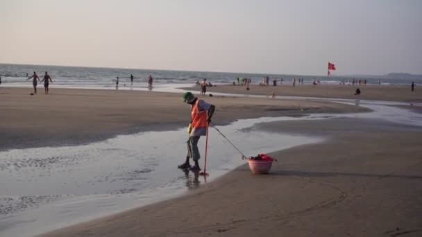 Arambol, India - Januari 2020. Pemulung membersihkan pantai dari sampah — Stok Video