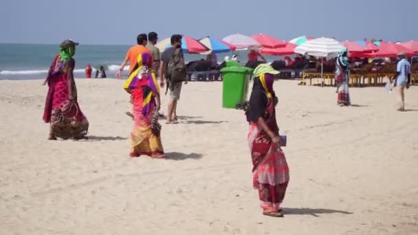 Arambol, India - January 2020. Women sellers of souvenirs on the beach in Goa. — Stock Video